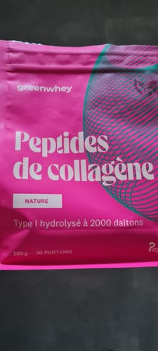 Client montrant le sachet rose des Peptides de Collagène, saveur Nature.