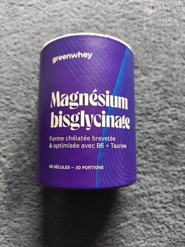 Customer's purple pot of greenwhey Magnésium Bisglycinate on a textured gray background.