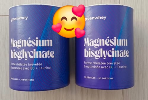 Client présentant deux pots de Magnésium Bisglycinate côte à côte.
