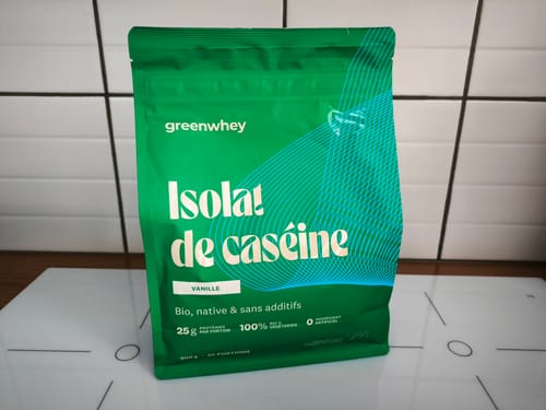 Photo d'un client du sachet vert d'Isolat de Caséine saveur vanille posé sur un comptoir de cuisine.