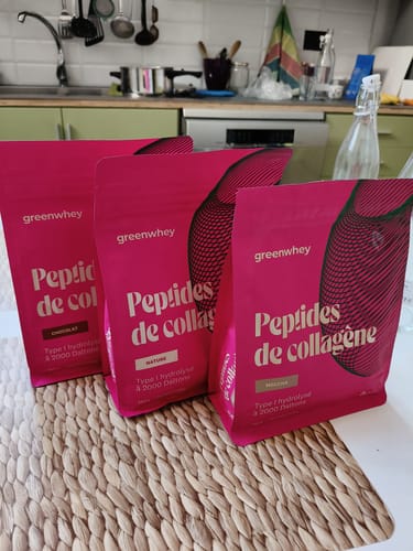 Avis d'un client : trois sachets de Peptides de Collagène de saveurs différentes sur un set de table dans une cuisine.