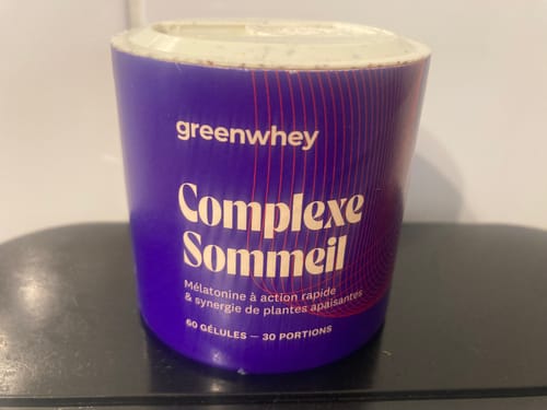 Client montrant le pot violet du Complexe Sommeil en gros plan.