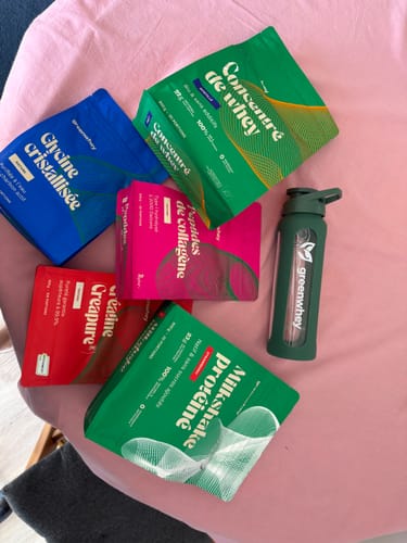 Avis d'un client montrant le sachet bleu de Glycine cristallisée avec d'autres produits Greenwhey sur un tissu rose.
