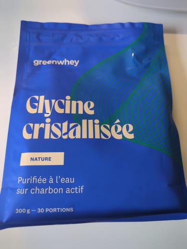 Client montrant le sachet bleu de Glycine cristallisée.