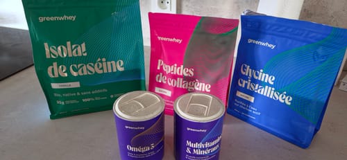 La Glycine cristallisée d'un client, dans son sachet bleu, posée sur un comptoir avec d'autres produits de la marque.