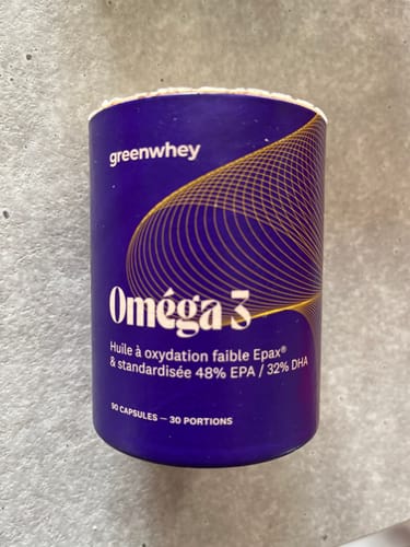 Un client montre le pot violet des Oméga 3 EPAX® de Greenwhey.
