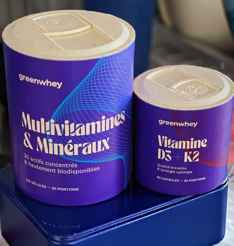 Le pot violet de Vitamine D3 + K2 d'un client, à côté d'un autre produit Greenwhey.