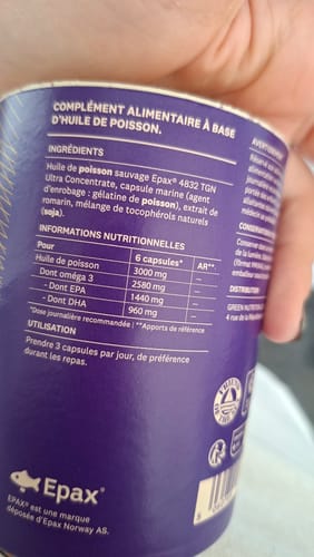 Photo d'un client : gros plan sur l'étiquette du produit Oméga 3 EPAX® montrant le dosage.