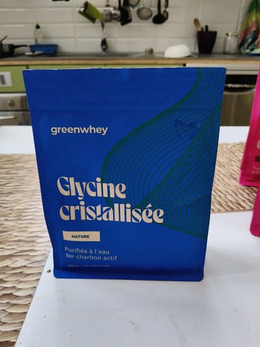 Photo d'un client : le sachet bleu de Glycine cristallisée posé sur une table.