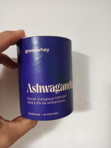Client tenant dans sa main le pot en carton bleu d'Ashwagandha bio KSM-66.