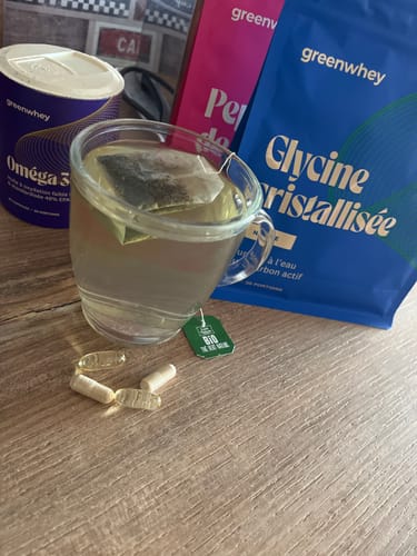 Photo du client montrant le sachet de Glycine cristallisée à côté d'une tasse de thé et d'autres compléments.