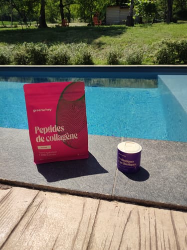 Le sachet rose de Peptides de Collagène d'un client, posé au bord d'une piscine.