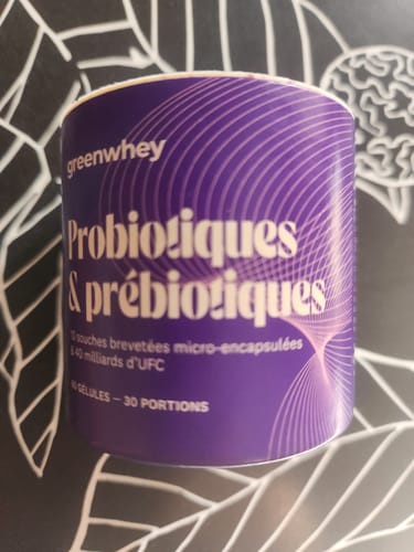 Le pot violet de Probiotiques & Prébiotiques d'un client, posé sur une surface à motifs.
