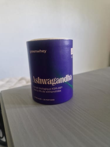Photo d'un client du pot violet d'Ashwagandha bio KSM-66 sur une table en bois.