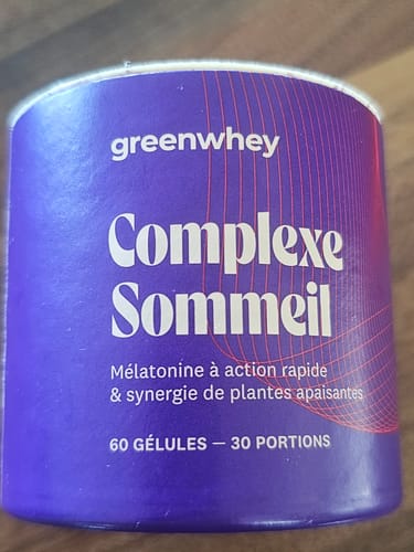 Client montrant le pot violet du supplément Complexe Sommeil.