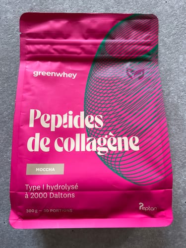 Client présentant le sachet rose de Peptides de Collagène PEPTAN®, saveur moccha.