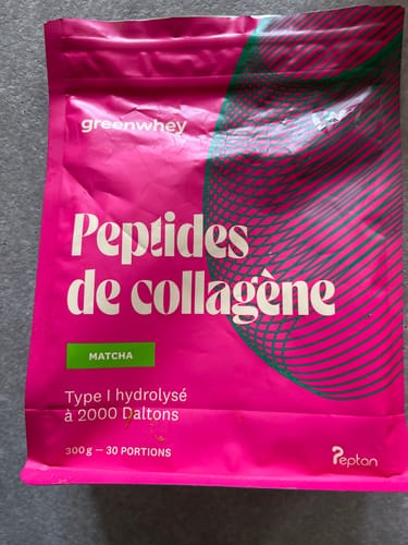 Client montrant le sachet rose vif de Peptides de Collagène, saveur Matcha.
