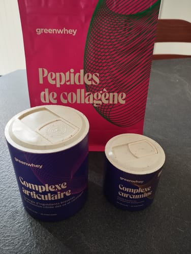 Photo d'un client montrant le pot de Curcumine Bioproduit à côté de deux autres compléments alimentaires de la même marque.