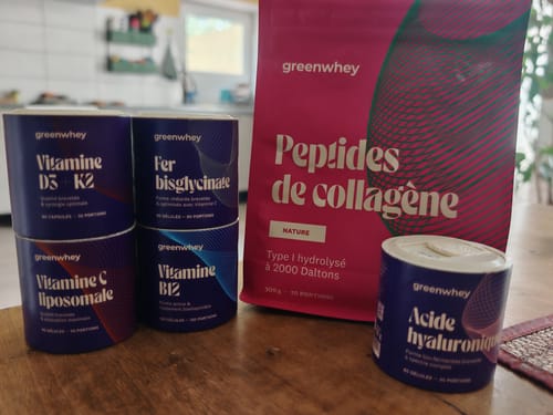 Photo d'un client : la Vitamine C liposomale avec d'autres compléments de la marque sur une table.